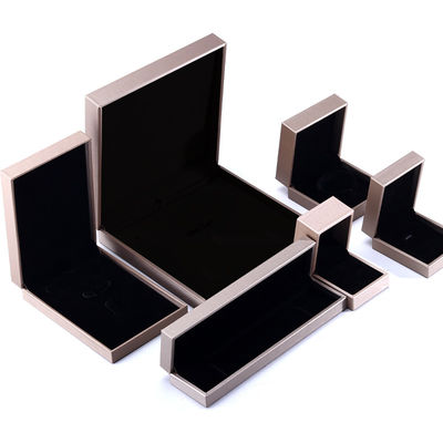 Hộp đồ trang sức bằng da giả hình vuông hạt, hộp bao bì đồ trang sức đục đẹp OEM