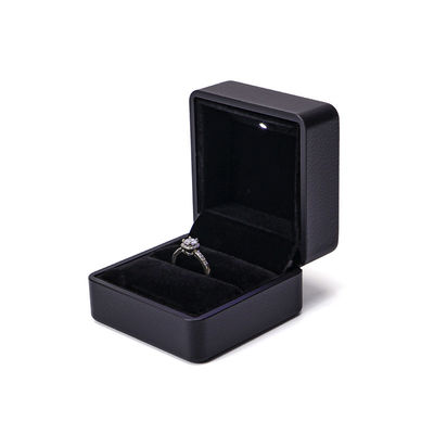 Hộp nhẫn tùy chỉnh Hanhong với ánh sáng 6,5*6,5*4,5cm Kích thước da đen và vật liệu nhung