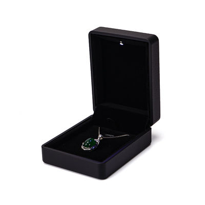 Hộp nhẫn tùy chỉnh Hanhong với ánh sáng 6,5*6,5*4,5cm Kích thước da đen và vật liệu nhung