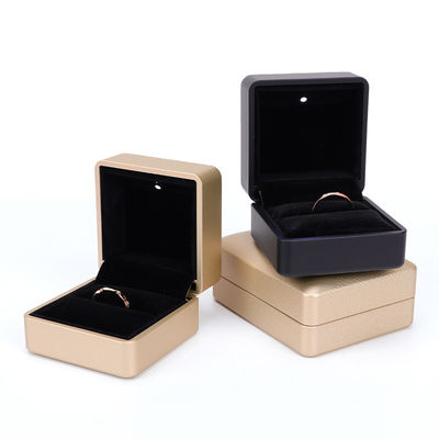 Hộp nhẫn tùy chỉnh Hanhong với ánh sáng 6,5*6,5*4,5cm Kích thước da đen và vật liệu nhung