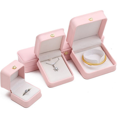 Mua Hộp trang sức da hồng 10*10*5cm cho vòng đeo tay vương miện Đeo dây chuyền và nhẫn Logo tùy chỉnh online manufacture