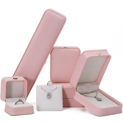 Hộp trang sức da hồng 10*10*5cm cho vòng đeo tay vương miện Đeo dây chuyền và nhẫn Logo tùy chỉnh