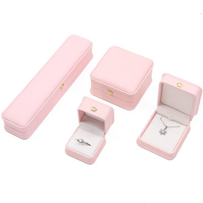 Hộp trang sức da hồng 10*10*5cm cho vòng đeo tay vương miện Đeo dây chuyền và nhẫn Logo tùy chỉnh