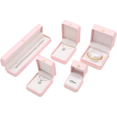Hộp trang sức da hồng 10*10*5cm cho vòng đeo tay vương miện Đeo dây chuyền và nhẫn Logo tùy chỉnh