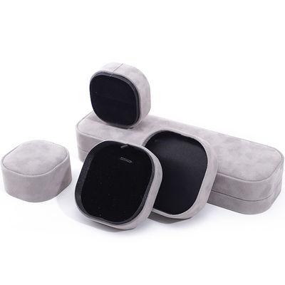 Chiếc hộp đồ trang sức cao cấp với nắp và nền chất lượng cao hộp đồ trang sức nhung màu xám với logo
