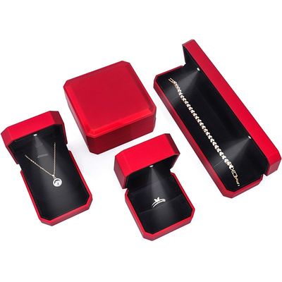 Hộp hiển thị đồ trang sức sang trọng với đèn LED và Logo tùy chỉnh Sơn đỏ Xét 10 * 10 * 5cm
