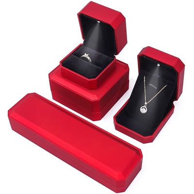 Hộp hiển thị đồ trang sức sang trọng với đèn LED và Logo tùy chỉnh Sơn đỏ Xét 10 * 10 * 5cm