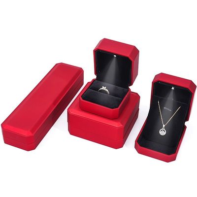 Hộp hiển thị đồ trang sức sang trọng với đèn LED và Logo tùy chỉnh Sơn đỏ Xét 10 * 10 * 5cm