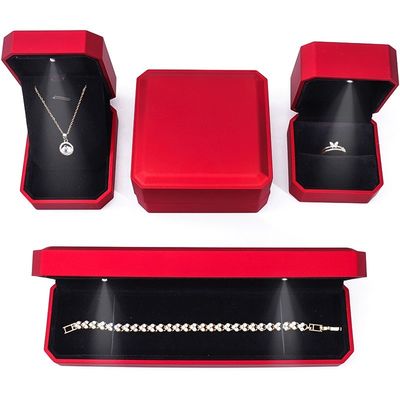 Hộp hiển thị đồ trang sức sang trọng với đèn LED và Logo tùy chỉnh Sơn đỏ Xét 10 * 10 * 5cm