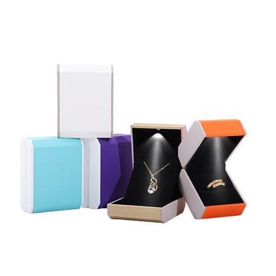 Liên hệ với chúng tôi để tùy chỉnh đèn LED hộp đồ trang sức nhựa màu xanh LED Ring Box nhung