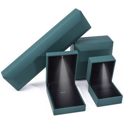 Mua Bao bì đồ trang sức Logo tùy chỉnh màu xanh lá cây đèn LED ánh sáng hộp nhung cho nhẫn vòng tay vòng cổ online manufacture