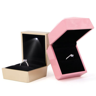Nhãn hiệu tùy chỉnh hộp bao bì đồ trang sức bằng vàng bằng nhựa PU với gói đồ trang sức ánh sáng LED