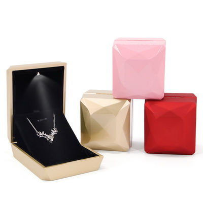 Nhãn hiệu tùy chỉnh hộp bao bì đồ trang sức bằng vàng bằng nhựa PU với gói đồ trang sức ánh sáng LED