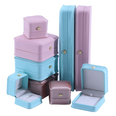 Hình vuông thiết kế vương miện thủ công Chiếc hộp đồ trang sức da PU sang trọng cho nhẫn và vòng cổ