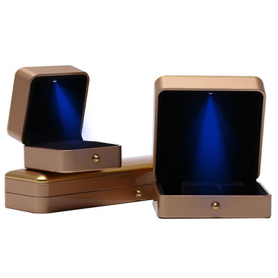 Hành động sang trọng LED hộp trang sức cho tùy chỉnh nhựa phun sơn hình vuông vòng cổ