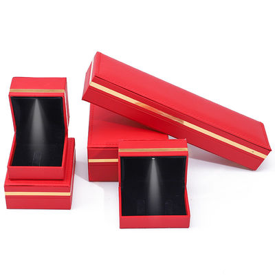Chiếc đeo tay mới nhất Han Hong Light Deluxe với bông tai màu xám và hộp trang sức màu đỏ