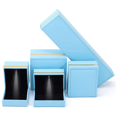 Bao bì đồ trang sức Vòng đeo tay đèn LED với bông tai màu xám và nhẫn được đặt trong hộp tùy chỉnh