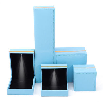 Bao bì đồ trang sức Vòng đeo tay đèn LED với bông tai màu xám và nhẫn được đặt trong hộp tùy chỉnh
