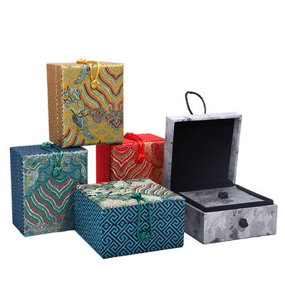 Hộp lưu trữ đồ trang sức bằng vàng satin cho vòng cổ điển Anh dây chuyền của Hanhong trong phong cách