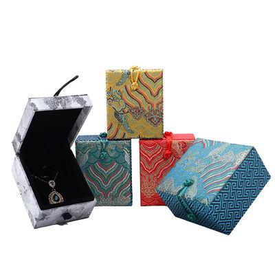 Hộp lưu trữ đồ trang sức bằng vàng satin cho vòng cổ điển Anh dây chuyền của Hanhong trong phong cách