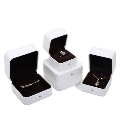 Hòn hộp đóng gói đồ trang sức da PU màu trắng cho vòng đeo tai vòng cưới 9.5 * 9.5 * 6cm