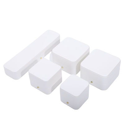Hòn hộp đóng gói đồ trang sức da PU màu trắng cho vòng đeo tai vòng cưới 9.5 * 9.5 * 6cm