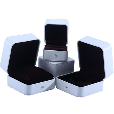 Hòn hộp đóng gói đồ trang sức da PU màu trắng cho vòng đeo tai vòng cưới 9.5 * 9.5 * 6cm