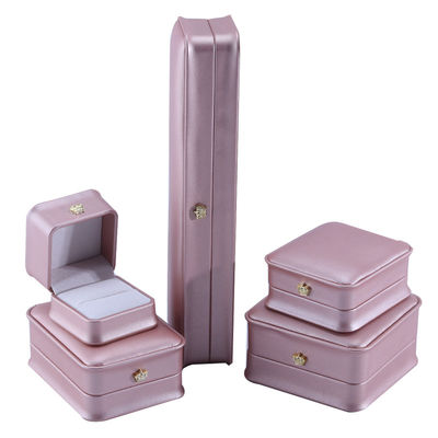 Chiếc nhẫn vòng cổ vàng cao cấp