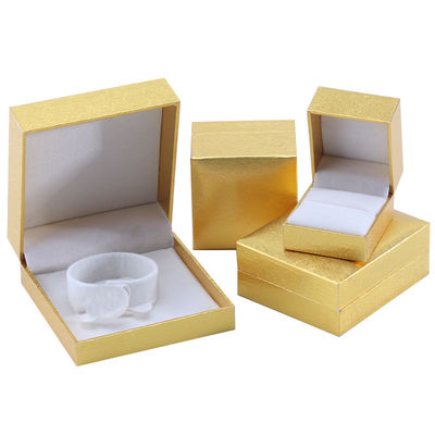 Sản xuất bán buôn Hộp đồ trang sức sang trọng Cá nhân hóa Chiếc vòng cổ cao cấp Chiếc đeo tai Nhẫn Chiếc nhẫn trang sức đóng gói Bảng giấy ván màu vàng hộp trang sức với logo