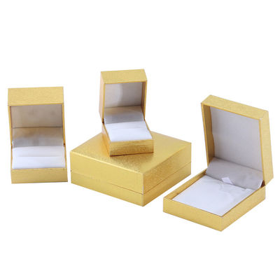 Sản xuất bán buôn Hộp đồ trang sức sang trọng Cá nhân hóa Chiếc vòng cổ cao cấp Chiếc đeo tai Nhẫn Chiếc nhẫn trang sức đóng gói Bảng giấy ván màu vàng hộp trang sức với logo