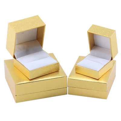 Sản xuất bán buôn Hộp đồ trang sức sang trọng Cá nhân hóa Chiếc vòng cổ cao cấp Chiếc đeo tai Nhẫn Chiếc nhẫn trang sức đóng gói Bảng giấy ván màu vàng hộp trang sức với logo