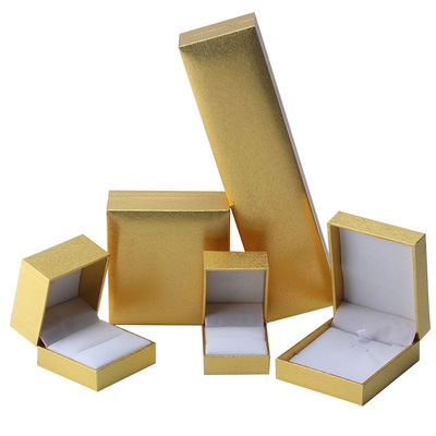 Sản xuất bán buôn Hộp đồ trang sức sang trọng Cá nhân hóa Chiếc vòng cổ cao cấp Chiếc đeo tai Nhẫn Chiếc nhẫn trang sức đóng gói Bảng giấy ván màu vàng hộp trang sức với logo