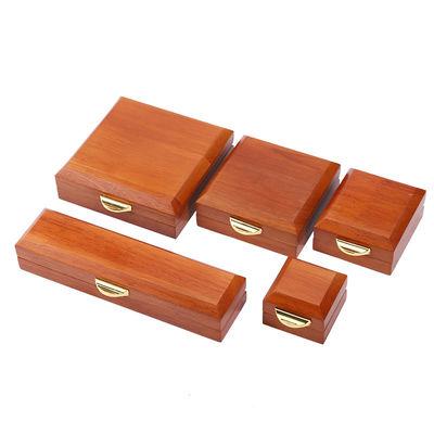 Sản xuất bằng tay hình chữ nhật Logo tùy chỉnh Hộp đồ trang sức bằng gỗ Cho vòng đeo cổ tay