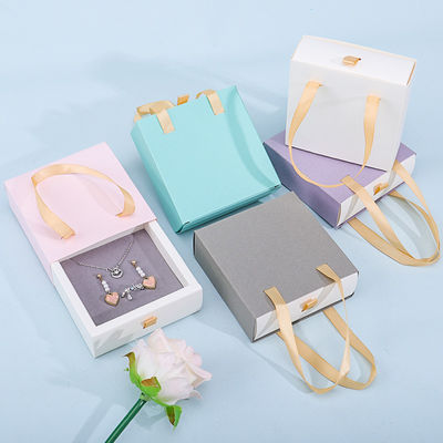 Hộp đóng gói quà tặng bằng giấy bìa mỏng kín đáo với túi Tote để lưu trữ