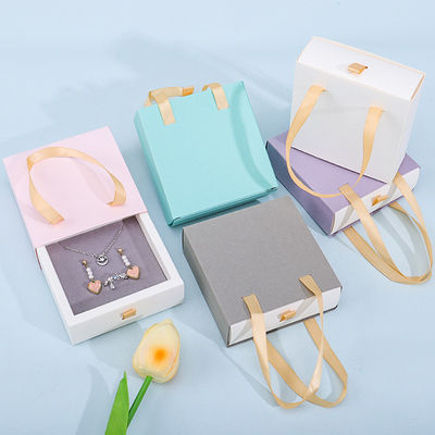 Hộp đóng gói quà tặng bằng giấy bìa mỏng kín đáo với túi Tote để lưu trữ