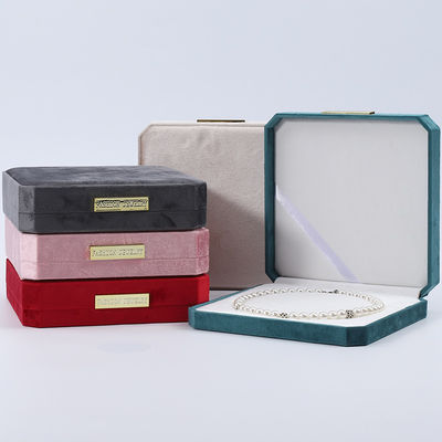 Soft Touch Multi Color Velvet Pearl Necklace Box với dây chuyền vàng