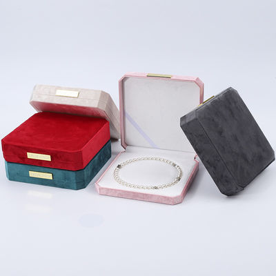 Soft Touch Multi Color Velvet Pearl Necklace Box với dây chuyền vàng