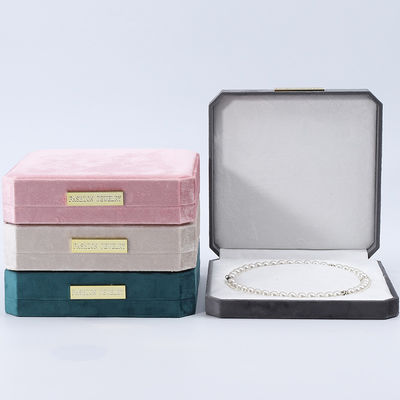 Soft Touch Multi Color Velvet Pearl Necklace Box với dây chuyền vàng
