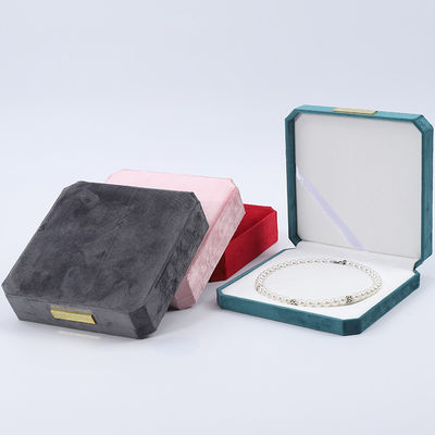 Soft Touch Multi Color Velvet Pearl Necklace Box với dây chuyền vàng