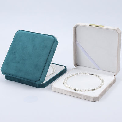 Soft Touch Multi Color Velvet Pearl Necklace Box với dây chuyền vàng