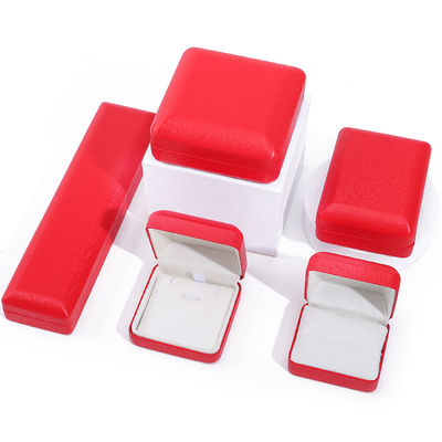 Chiếc hộp đồ trang sức sang trọng bằng da PU với lớp phủ nhung hạt tuyết
