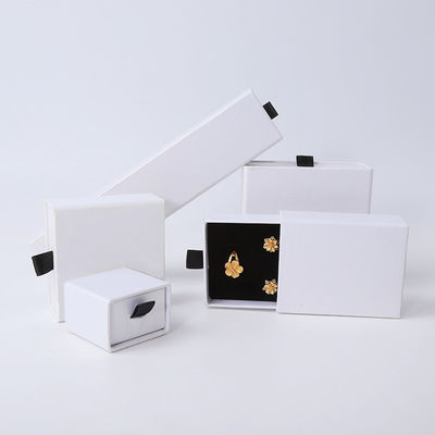 Sản xuất bán buôn Eco Friendly quà chất lượng cao Quán đồ trang sức hộp cá nhân hóa Nhẫn tùy chỉnh vòng cổ Băng tay Băng tay Bao bì Băng giấy trắng Kệ đồ trang sức hộp với logo