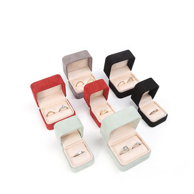 Hàng hóa bán buôn đồ trang sức Bao bì Chiếc nhẫn hộp đồ trang sức tùy chỉnh Bao bì đồ trang sức sang trọng Đám cưới đính hôn Chiếc nhẫn nhung đỏ với logo