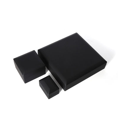 Trung Quốc sản xuất Bán buôn chất lượng cao Hộp đựng trang sức LED Bao bì Vòng cổ Vòng tay Nhẫn Hộp đựng trang sức Logo tùy chỉnh Hộp đựng trang sức LED bằng nhựa đen cao cấp với đèn