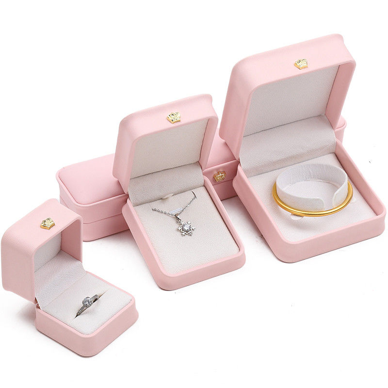 Hộp trang sức da hồng 10*10*5cm cho vòng đeo tay vương miện Đeo dây chuyền và nhẫn Logo tùy chỉnh