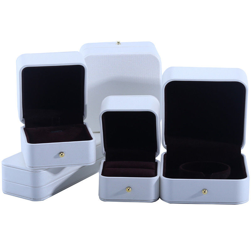 Hòn hộp đóng gói đồ trang sức da PU màu trắng cho vòng đeo tai vòng cưới 9.5 * 9.5 * 6cm