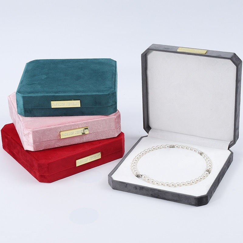 Soft Touch Multi Color Velvet Pearl Necklace Box với dây chuyền vàng