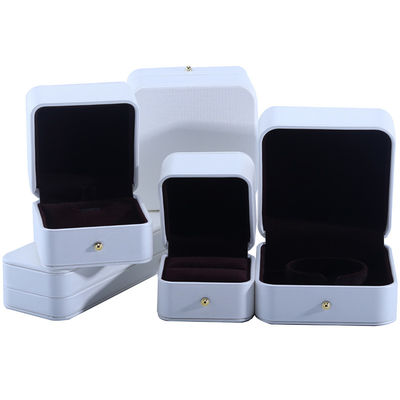 Hòn hộp đóng gói đồ trang sức da PU màu trắng cho vòng đeo tai vòng cưới 9.5 * 9.5 * 6cm