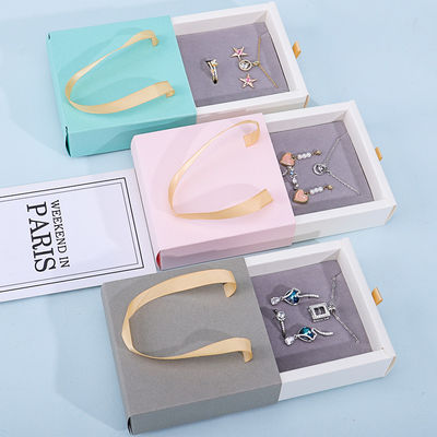 Hộp đóng gói quà tặng bằng giấy bìa mỏng kín đáo với túi Tote để lưu trữ